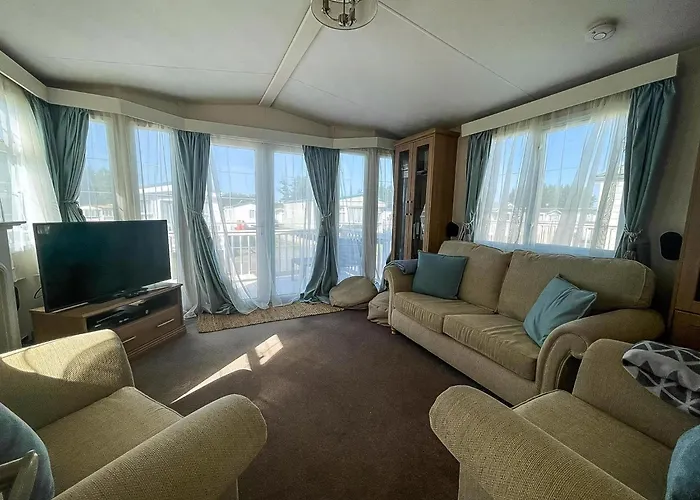 Lovely Caravan With Decking At Manor Park, Near Hunstanton Beach Ref 23034C