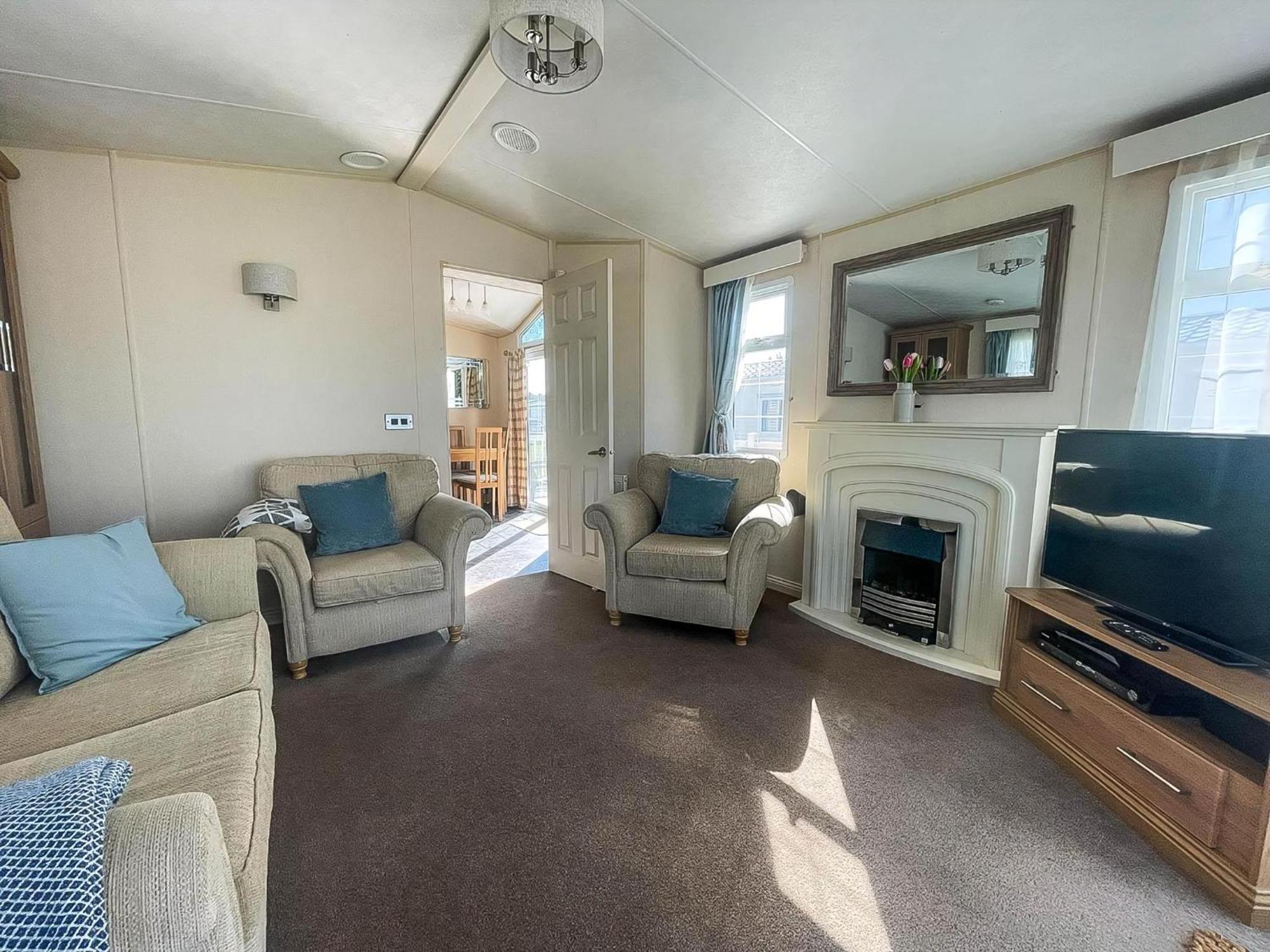 Lovely Caravan With Decking At Manor Park, Near Ref 23034c