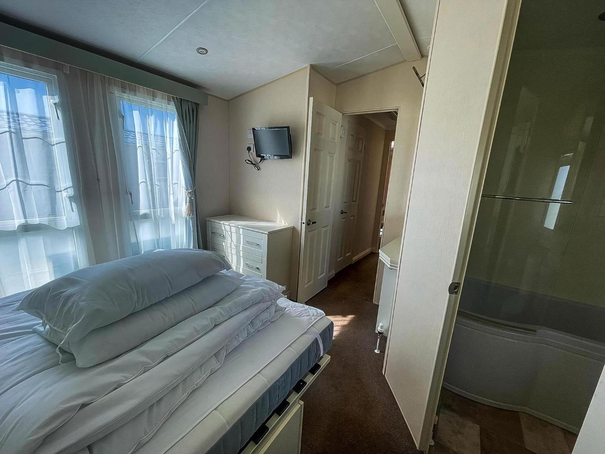 Lovely Caravan With Decking At Manor Park, Near Ref 23034c Ханстантон