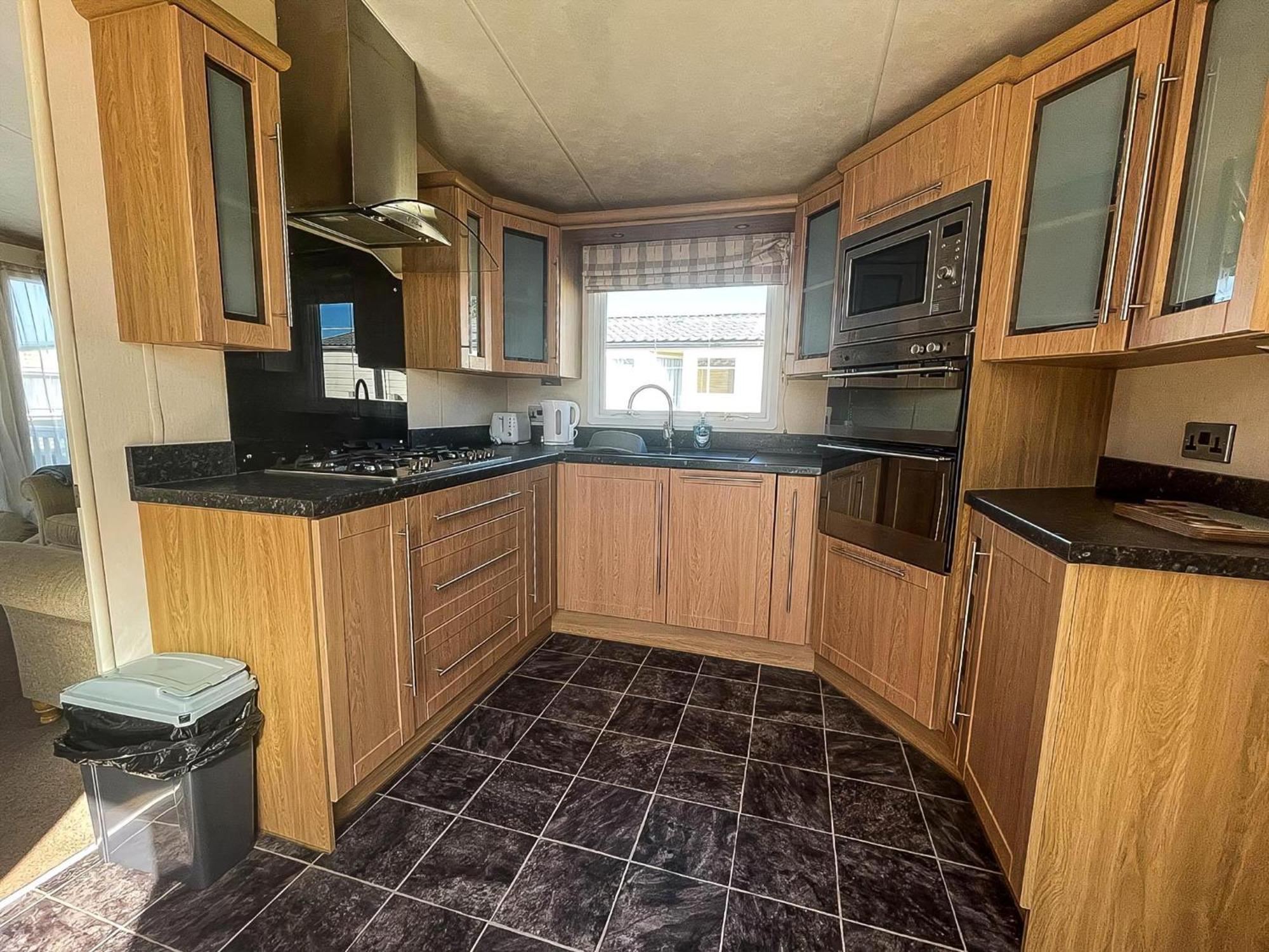 Lovely Caravan With Decking At Manor Park, Near Ref 23034c * Hunstanton
