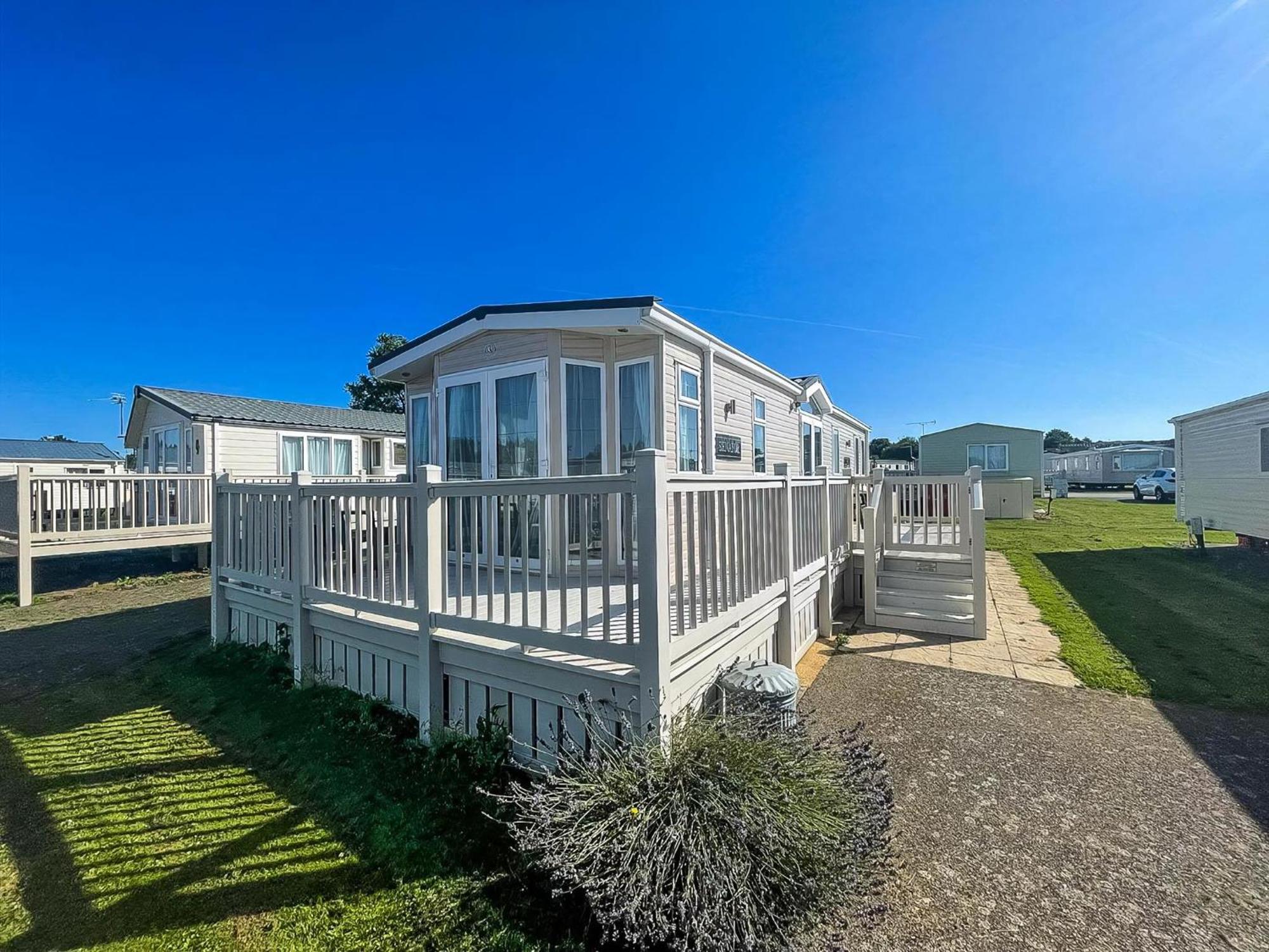 Lovely Caravan With Decking At Manor Park, Near Ref 23034c Кемпинг