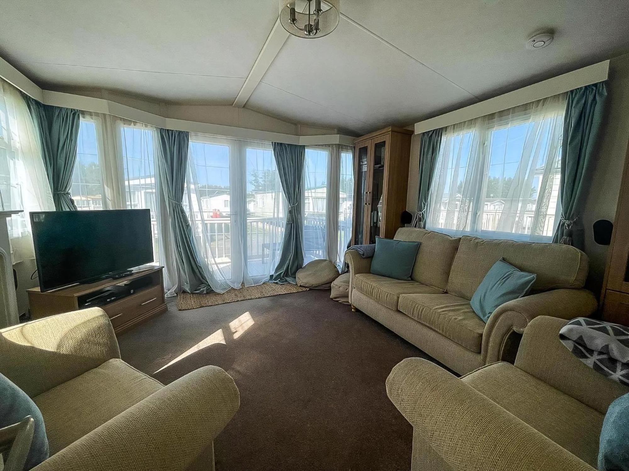 Campsite Lovely Caravan With Decking At Manor Park, Near Ref 23034c *