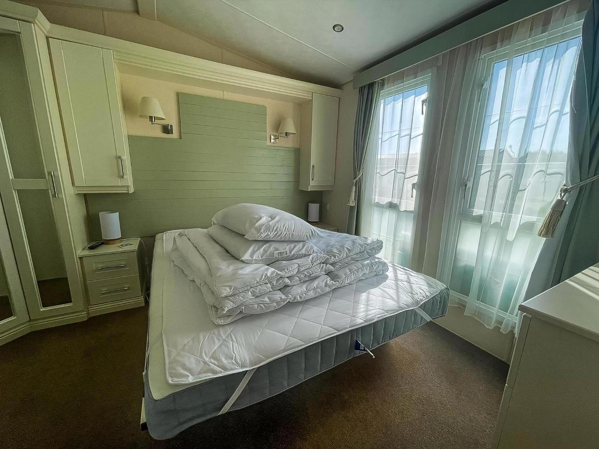 Lovely Caravan With Decking At Manor Park, Near Ref 23034c Ханстантон
