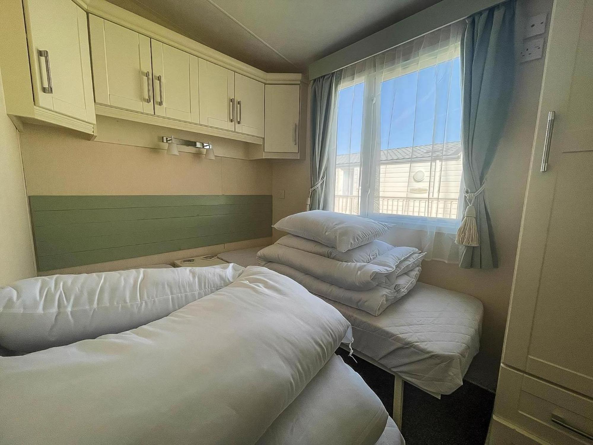 Lovely Caravan With Decking At Manor Park, Near Ref 23034c * Ханстантон
